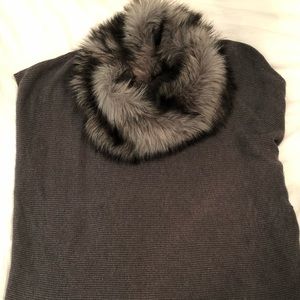Short sleeve sweater with faux fur scarf